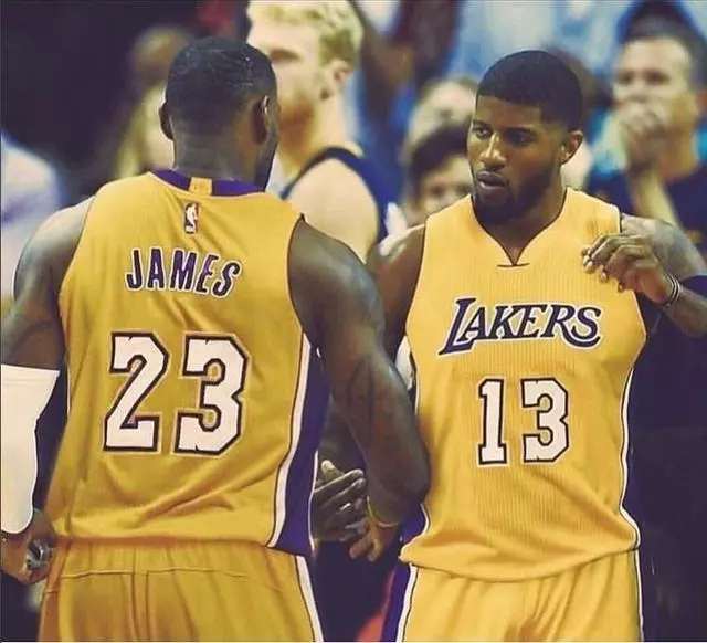 久保拿球时 久保拿球时